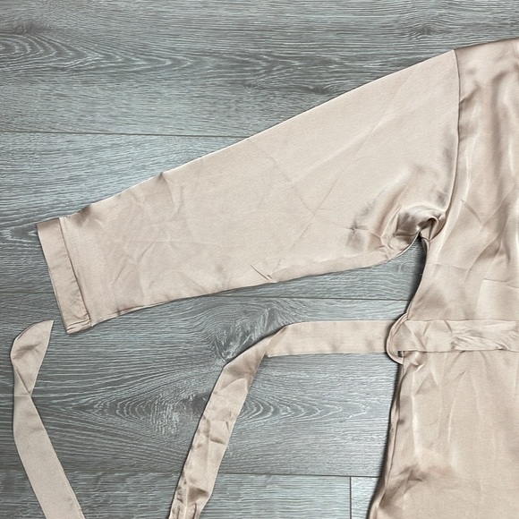 NWT Boohoo Satin Wrap Top Long Sleeve Blouse Nude 20 - Picture 15 of 16